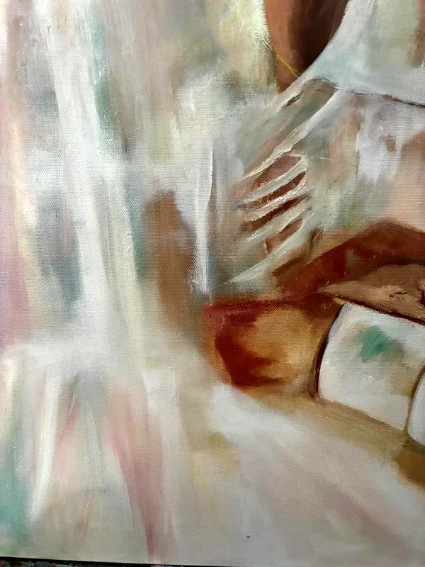 Detail: plooien van wit textiel en een rode toets.