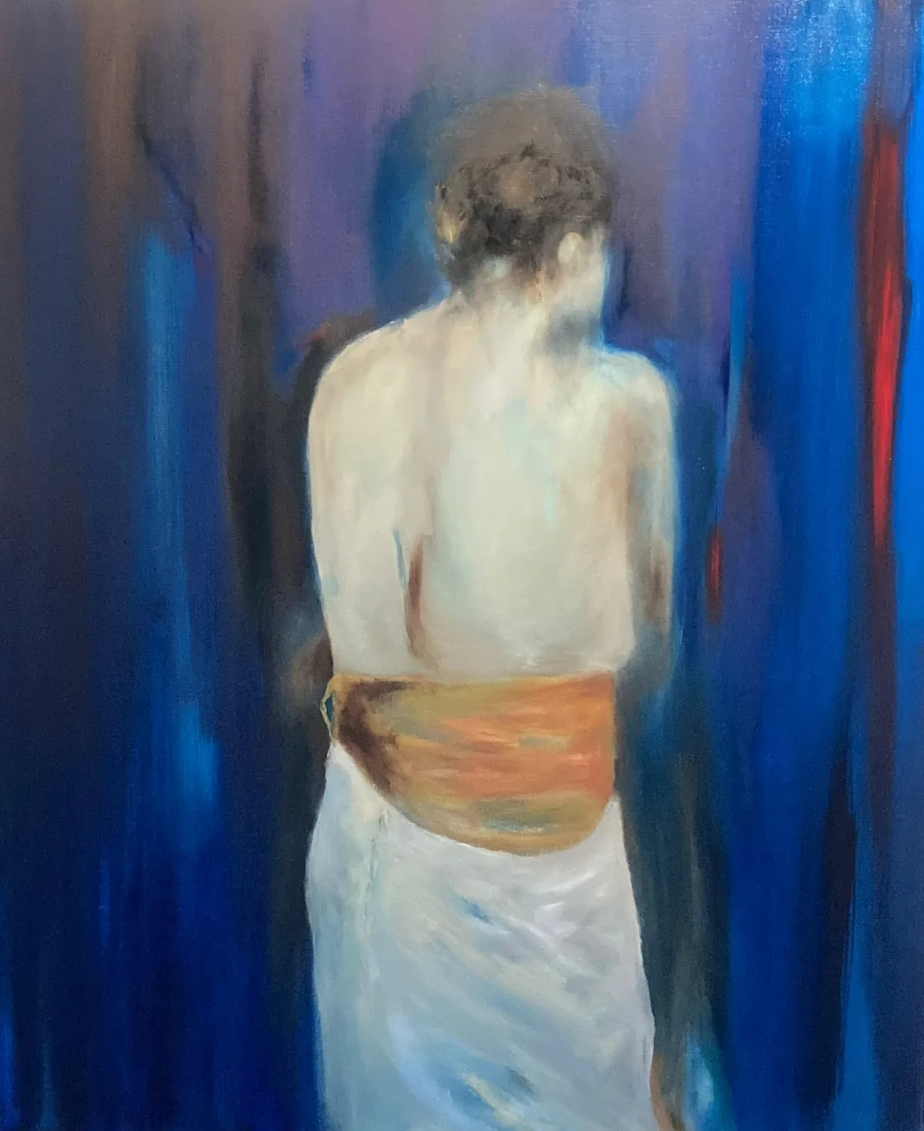Rug met oranje sjerp: een vrouw met blote rug, een oranje sjerp en een witte rok, tegen diepblauw.