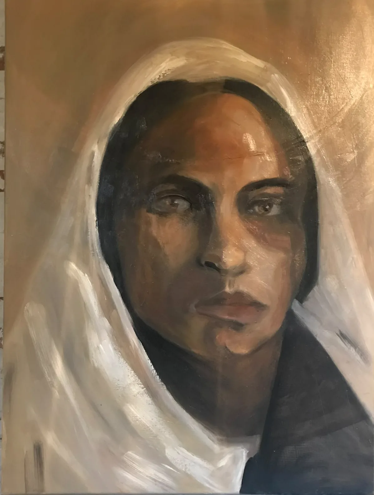 Vrouw met witte hoofddoek: een portret van een vrouw met een witte doek over het hoofd, in bruin en wit.